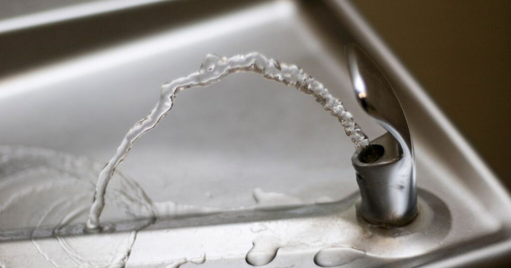 Conserto de Bebedouro em Jundiaí | Assistência Perto de Mim vazamento de agua no bebedouro